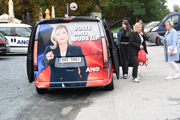 Alena Schillerová vystupuje z vozu.