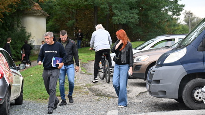 FOTO: Andrej Babiš a Aneta Zicklerová vystoupili ze stejného vozu.