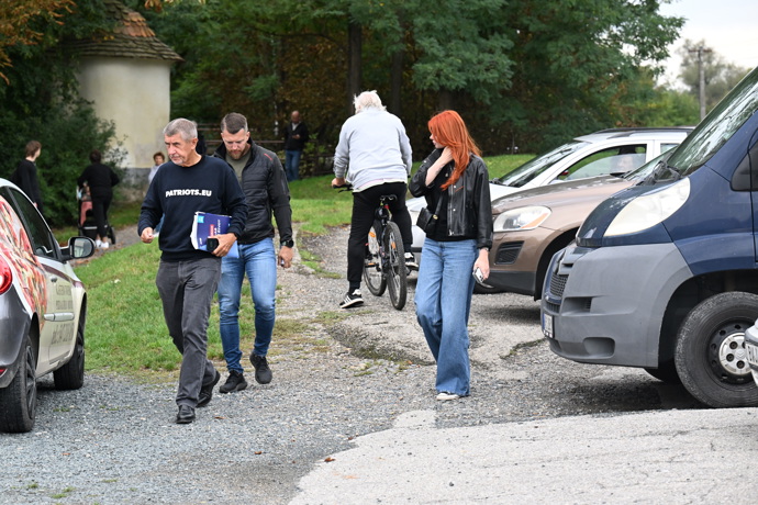 Andrej Babiš a Aneta Zicklerová vystoupili ze stejného vozu.