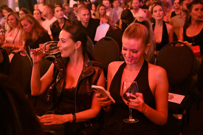 Iva Kubelková a Natálie Jirásková při čekání na promítání druhé řady Zrádců.
