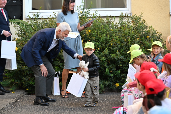 Petr Pavel dal dětem dárky.
