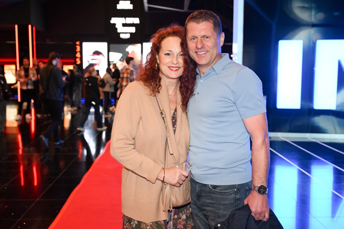 Markéta Hrubešová s partnerem na premiéře filmu Jedna bitva za druhou.