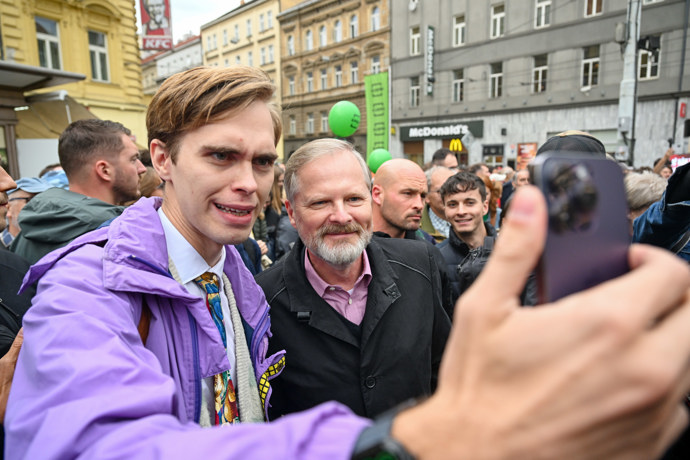 Petr Fiala a youtuber Jan Špaček si sundali brýle.