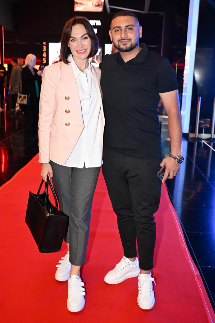 Kamila Nývltová s manželem na premiéře filmu Jedna bitva za druhou.