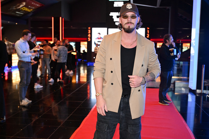 Matyáš Hložek na premiéře filmu Jedna bitva za druhou.