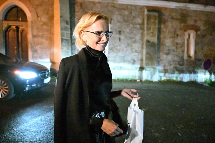 Kateřina Konečná vyrazila do společnosti i v kompletně černém outfitu. 