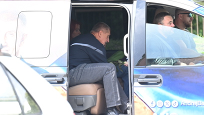 FOTO: Andrej Babiš ve své dodávce.