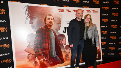 FOTO: Jiří Ployhar ml. s partnerkou na premiéře filmu Jedna bitva za druhou.