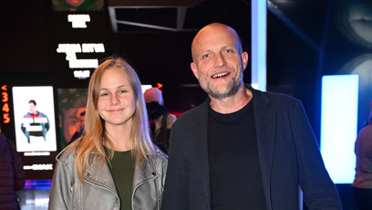 FOTO: Jiří Ployhar ml. s partnerkou na premiéře filmu Jedna bitva za druhou.