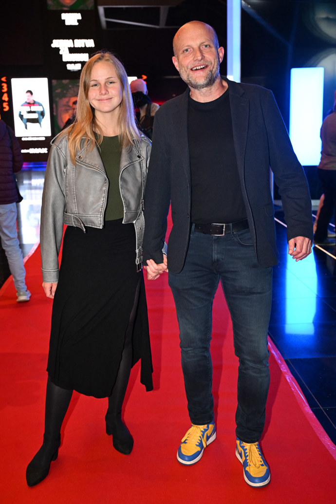 Jiří Ployhar ml. s partnerkou na premiéře filmu Jedna bitva za druhou.