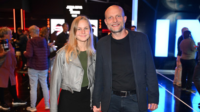 FOTO: Jiří Ployhar ml. s partnerkou na premiéře filmu Jedna bitva za druhou.