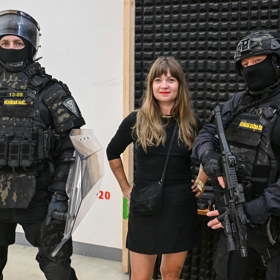 Martina Eretová s pracovníky věznice Stráž pod Ralskem. 