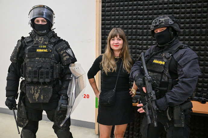 Martina Eretová s pracovníky věznice Stráž pod Ralskem. 