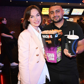 Kamila Nývltová s partnerem na premiéře filmu Jedna bitva za druhou.
