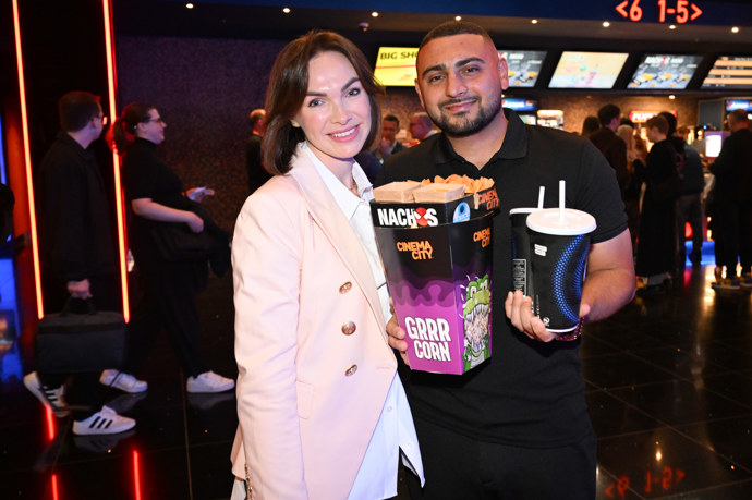 Kamila Nývltová s partnerem na premiéře filmu Jedna bitva za druhou.