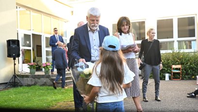 FOTO: Petr Pavel se vítá s prvňáky.