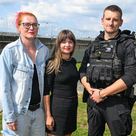 Martina Eretová s pracovníky Vězeňské služby ČR. 