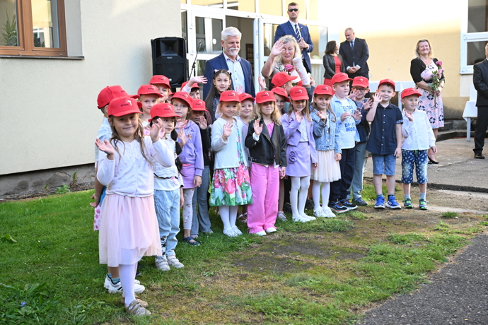 Školáci se vyfotili s prezidentem.