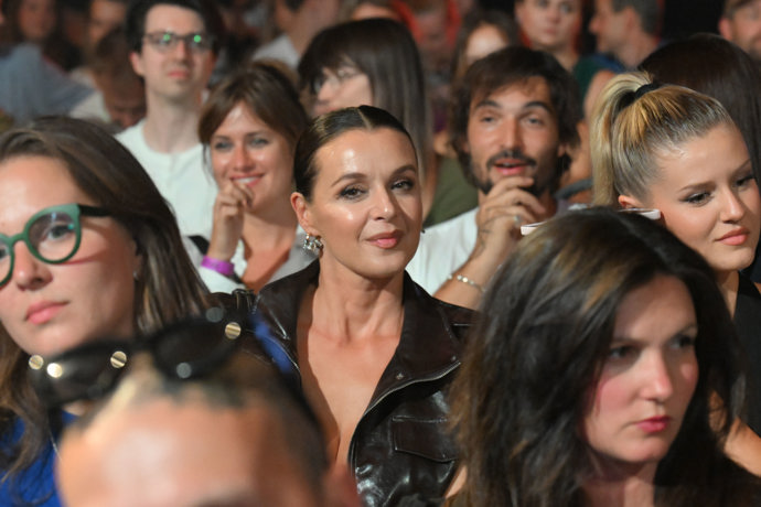 Iva Kubelková v publiku.