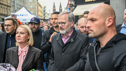 FOTO: Petr Fiala a Jana Černochová míří do metra.