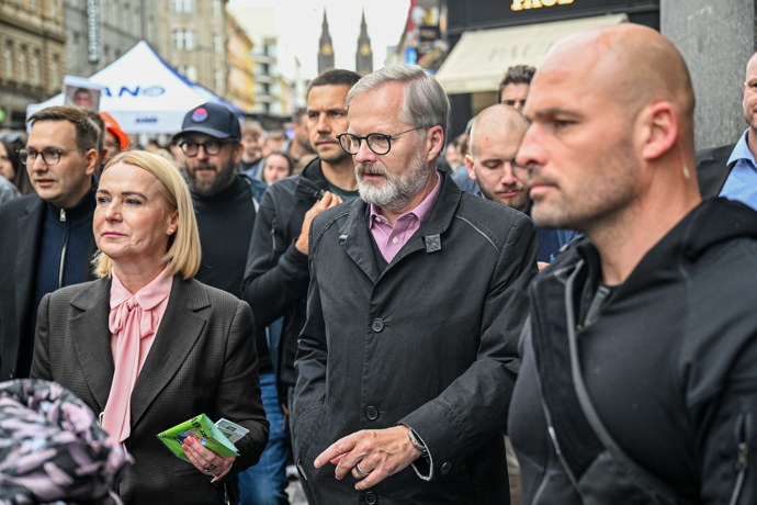 Petr Fiala a Jana Černochová míří do metra.