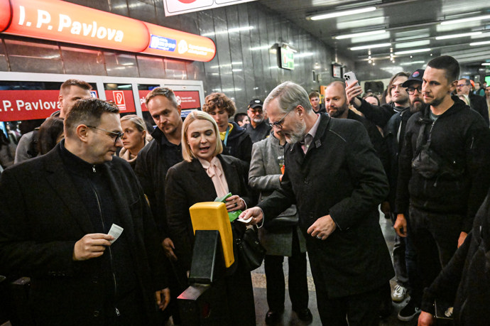 Petr Fiala s Janou Černochovou si štípali lístek.
