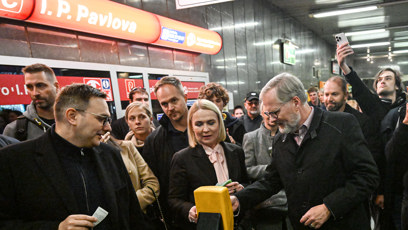 FOTO: Petr Fiala a Jana Černochová si štípají lístek.