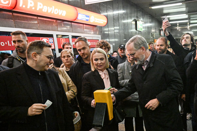 Petr Fiala a Jana Černochová si štípají lístek.