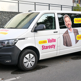 Auto s kampaňovými polepy.