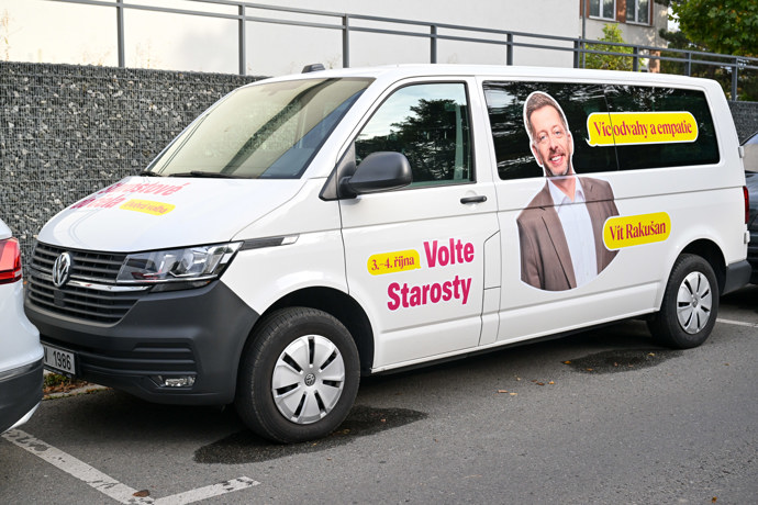Auto s kampaňovými polepy.