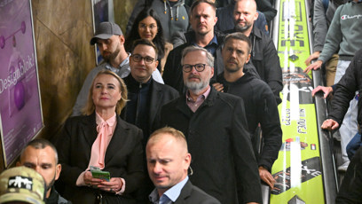 FOTO: Petr Fiala a Jana Černochová sjíždí po eskalátoru.