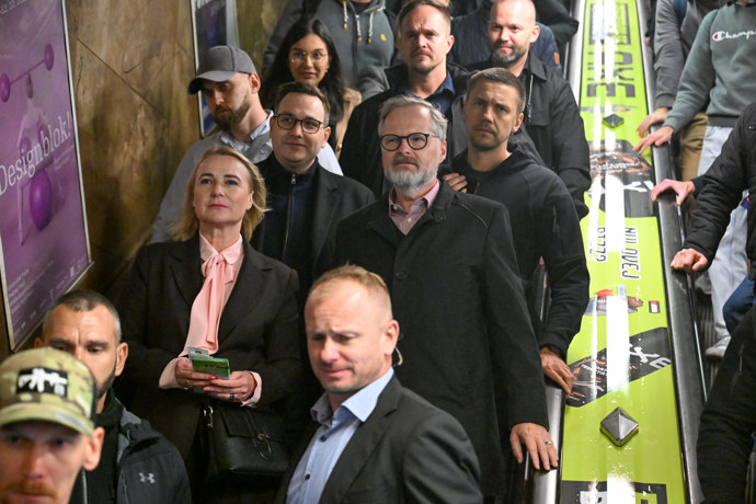 Petr Fiala a Jana Černochová sjíždí po eskalátoru.