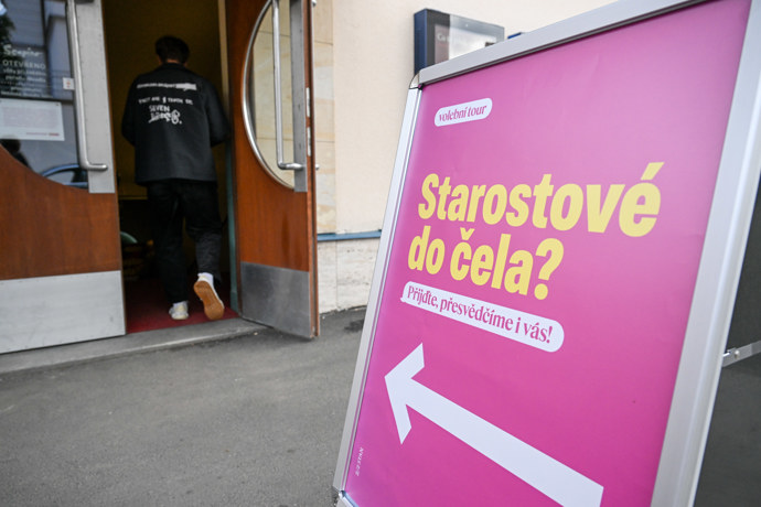 Šipky vedly návštěvníky dovnitř.