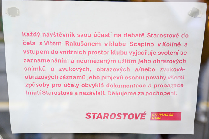 Oznámení před vstupem do sálu.