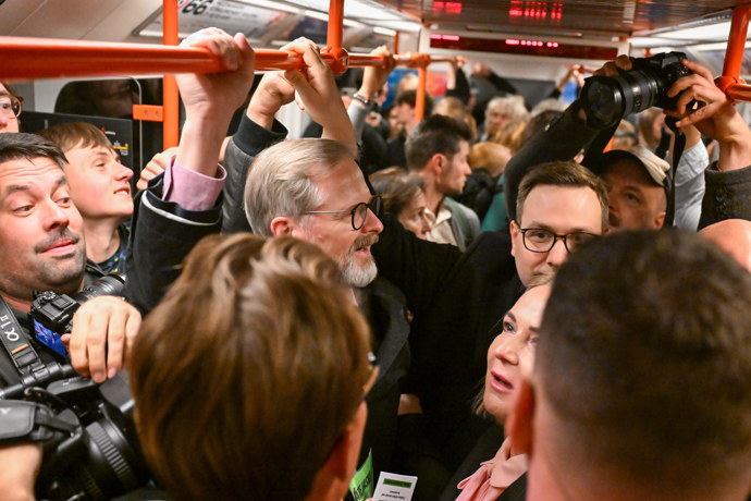 Petr Fiala s Janem Lipavským a Janou Černochovou v metru.