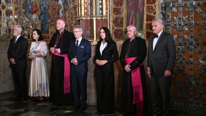 FOTO: Nejvyšší ústavní činitelé odemykají korunovační klenoty.