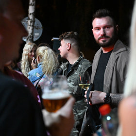 Po akce společně popíjeli účastníci první řady.