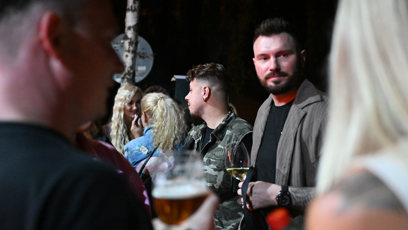 FOTO: Po akce společně popíjeli účastníci první řady.