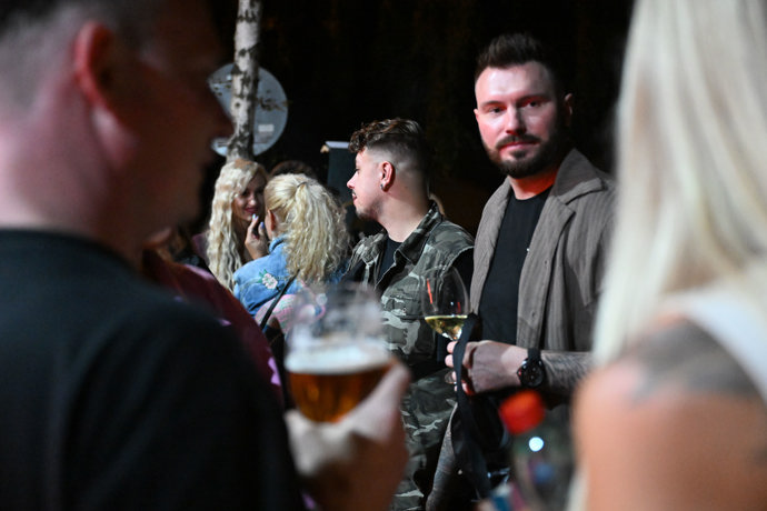 Po akce společně popíjeli účastníci první řady.
