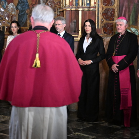 Odemykání korunovačních klenotů.