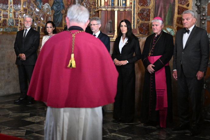 Odemykání korunovačních klenotů.