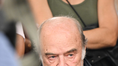 FOTO: Pavel Nový si na tiskové konferenci vychutnával chlebíčky.