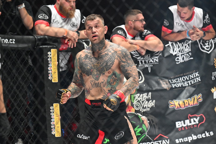 Václav „Baba Jaga“ Mikulášek v kleci.