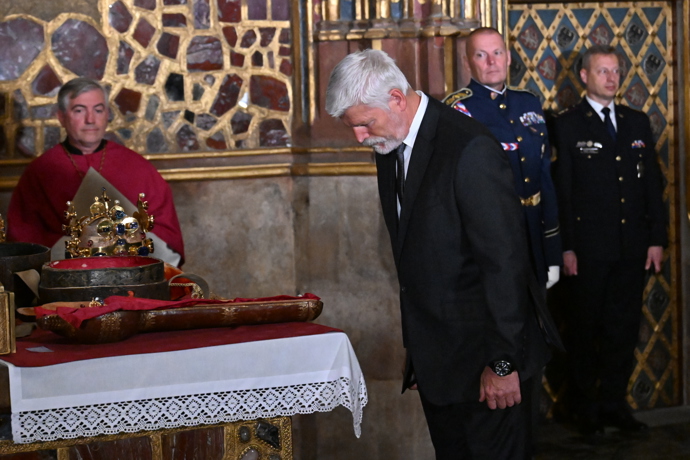 Petr Pavel u korunovačních klenotů.