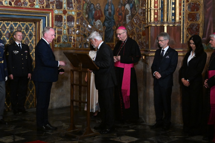 Odemykání korunovačních klenotů.