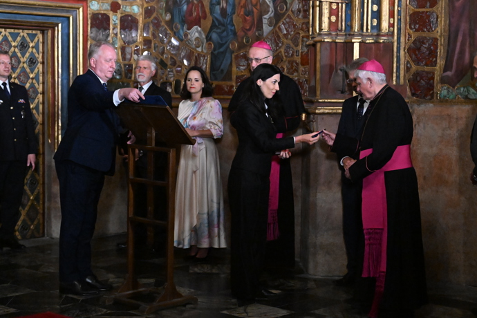 Odemykání korunovačních klenotů.