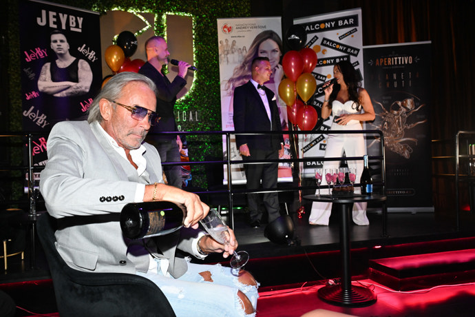 Leo Beránek starší si dopřával skleničku. 