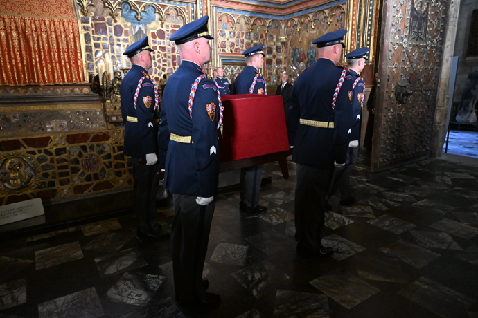Hradní stráž u korunovačních klenotů.