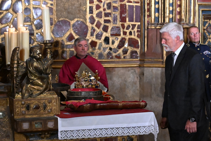 Petr Pavel u korunovačních klenotů.