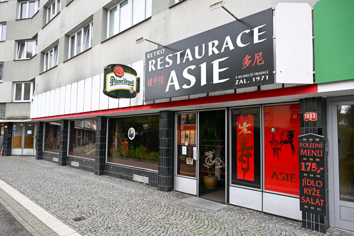 Česká asijská restaurace stojí v Mladé Boleslavi od roku 1971. Do natáčení Ano, šéfe! se v ní nezměnilo menu. A po natáčení se prakticky vrátilo do starých kolejí. 